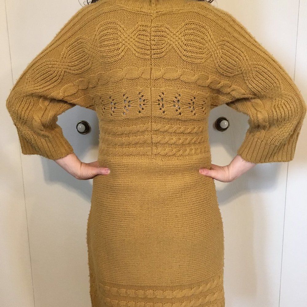 mustard yellow 3/4-length sleeeve sweater (S)